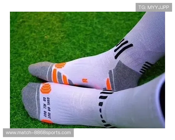 足球球星球袜长短不一的原因及其背后暗藏的个性与技术考量 足球球星球袜长短不一的原因及其背后暗藏的个性与技术考量